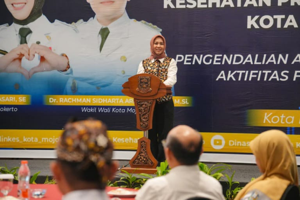 Ning Ita saat membuka kegiatan Penguatan Lintas Program dan Lintas Sektor dalam implementasi pelayanan kesehatan primer dan komunitas, di Sunrise Hotel, Rabu (8/7). DUTA/YUSUF W