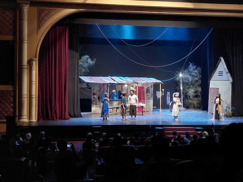 Teater Wilwatikta Surabaya mementaskan lakon "Samaleak" di Gedung Kesenian Cak Durasim, Taman Budaya Jawa Timur, Sabtu (11/7/2026) pukul 20.00 WIB. (dok/harianduta.id)