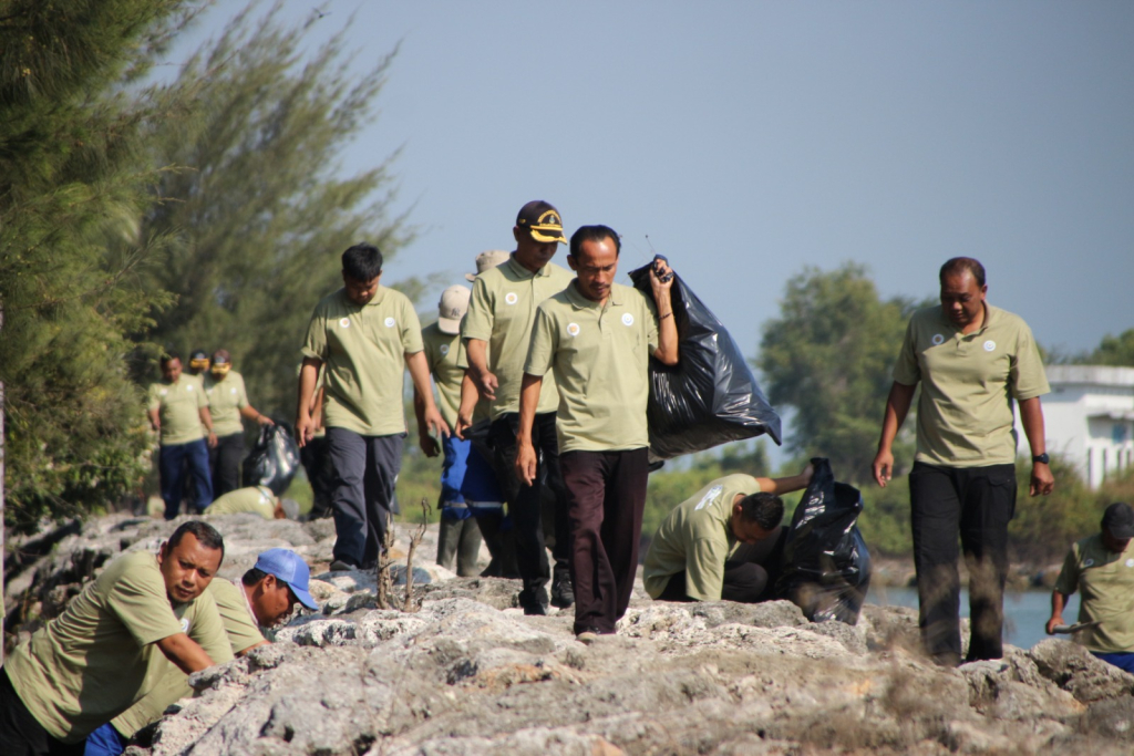 Pegawai PPN Brondong kerja bakti peringatan Hari Ulang Tahun (HUT) ke-39 sekaligus memperingati Hari Kelautan Nasional 2026, Senin (13/7/2026). (dok/harianduta.id)