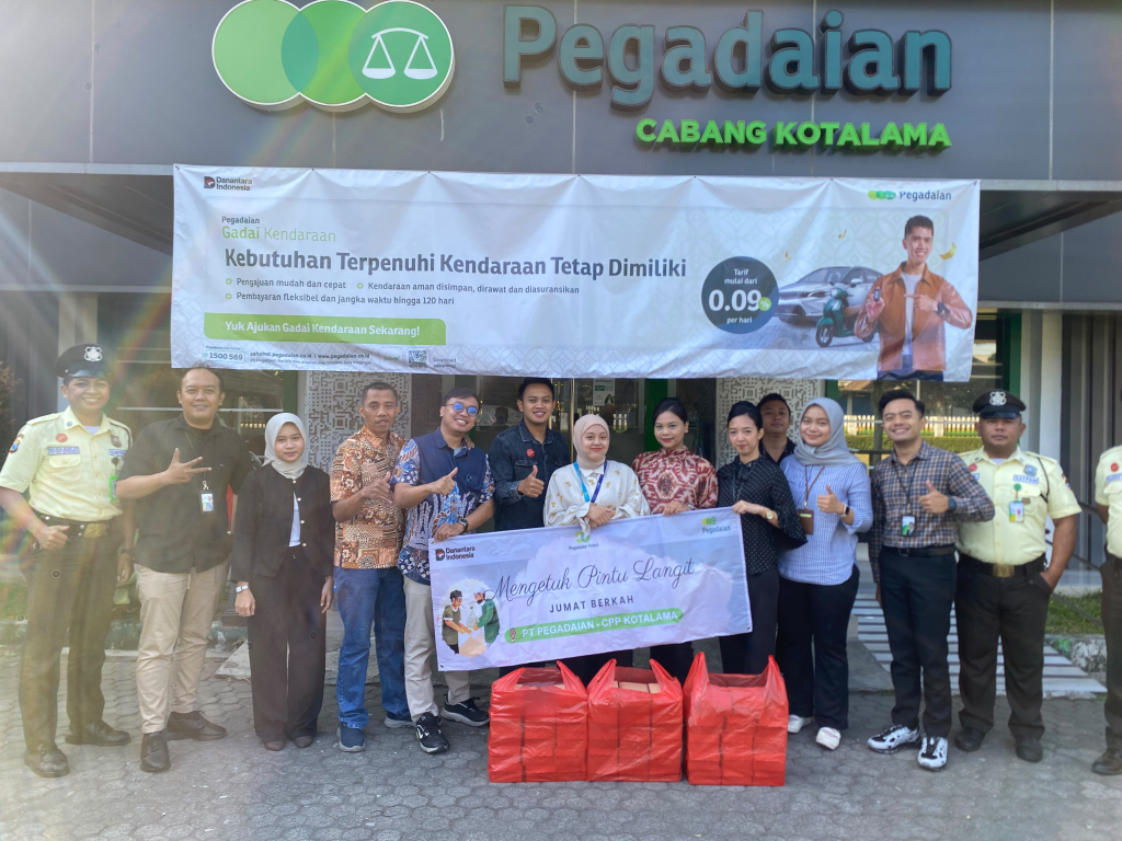 Pegadaian menyalurkan 14.000 paket makanan siap saji kepada masyarakat yang membutuhkan secara serentak di 70 kantor cabang di wilayah kerja Kanwil XII Surabaya. (dok/duta.co)