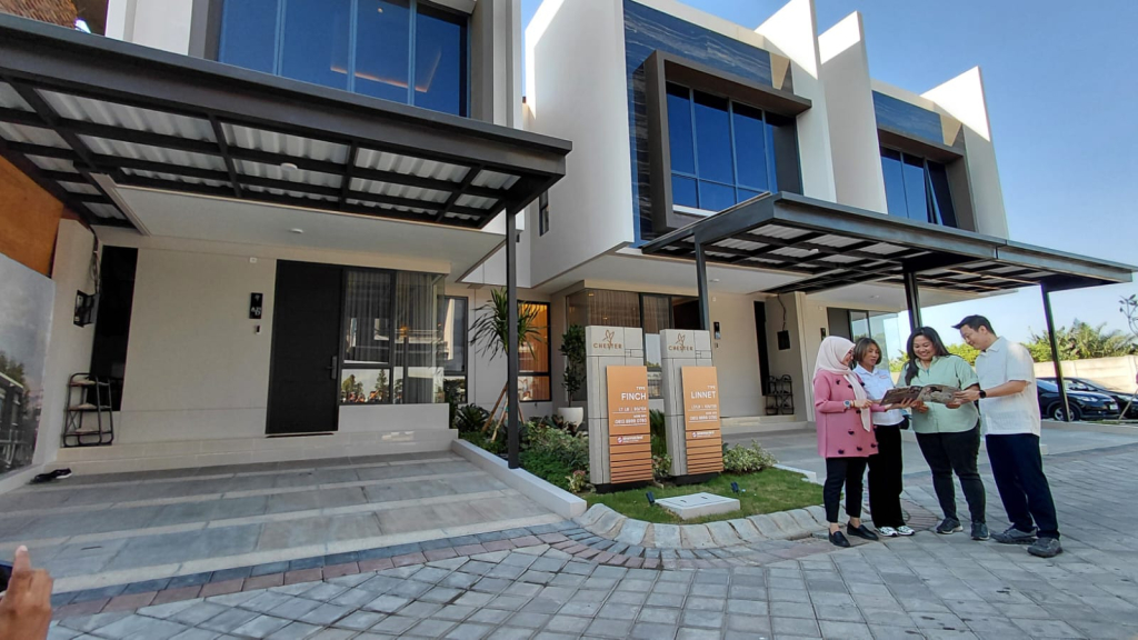 READY : Dari Kanan, Hario Utomo, Christie Veronica, Sindy dan Atikah Sunarya saat meninjau rumah contoh cluster Chester tahap II di WBM yang mulai dipasarkan dan membidik segmen muda mapan di Surabaya Barat. (duta/wiwik)
