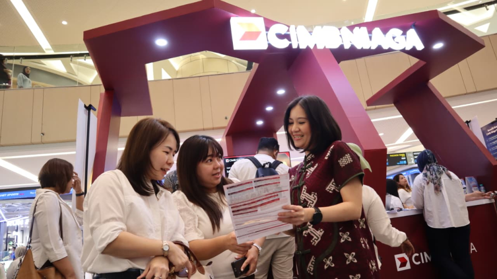 Head of Region Jawa Timur dan Bali Nusra CIMB Niaga Rhena Octaria di Cathay Travel Fair 2026 Main Atrium Tunjungan Plaza 6 Surabaya. (dok/duta.co)