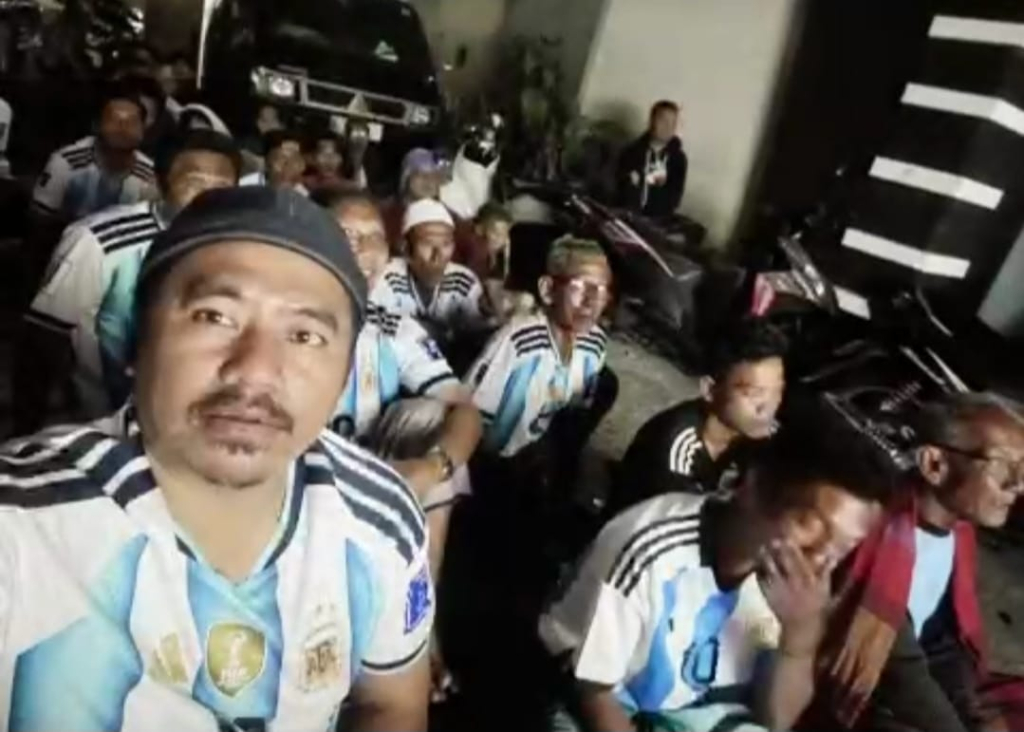 Rickyanto Mundzib, inisiator Argamania, Kampung Sukunan, Desa Paciran, Kecamatan Paciran, saat nobar Argentina - Inggris (kadam/duta.co)