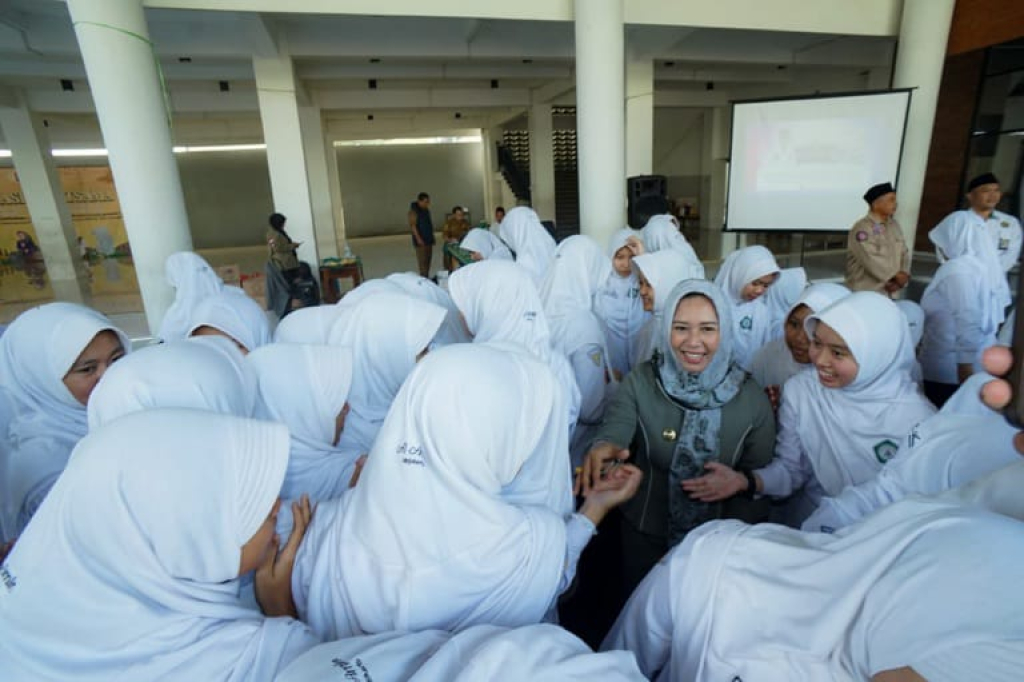 Ning Ita di tengah-tengah santriwati saat TAMATREN di Ponpes Al Amin Putri. DUTA/YUSUF W
