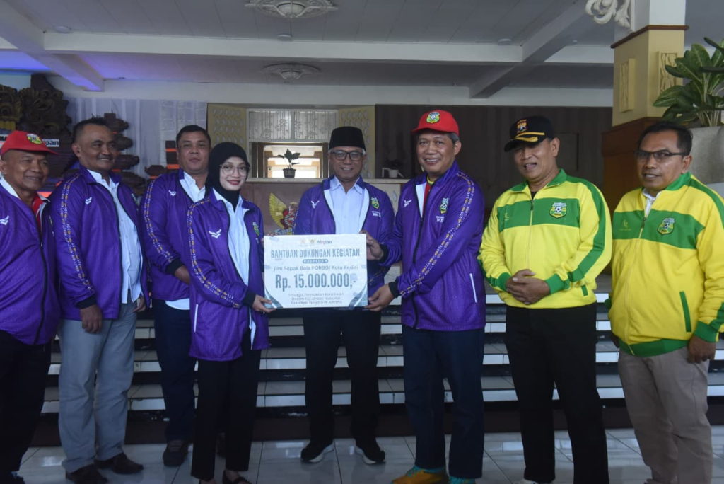 Wali Kota Kediri Vinanda Prameswati dalam acara pelepasan Tim FORSGI Kota Kediri U-10 dan U-12 di Balaikota Kediri.(dok/Budi Arya)