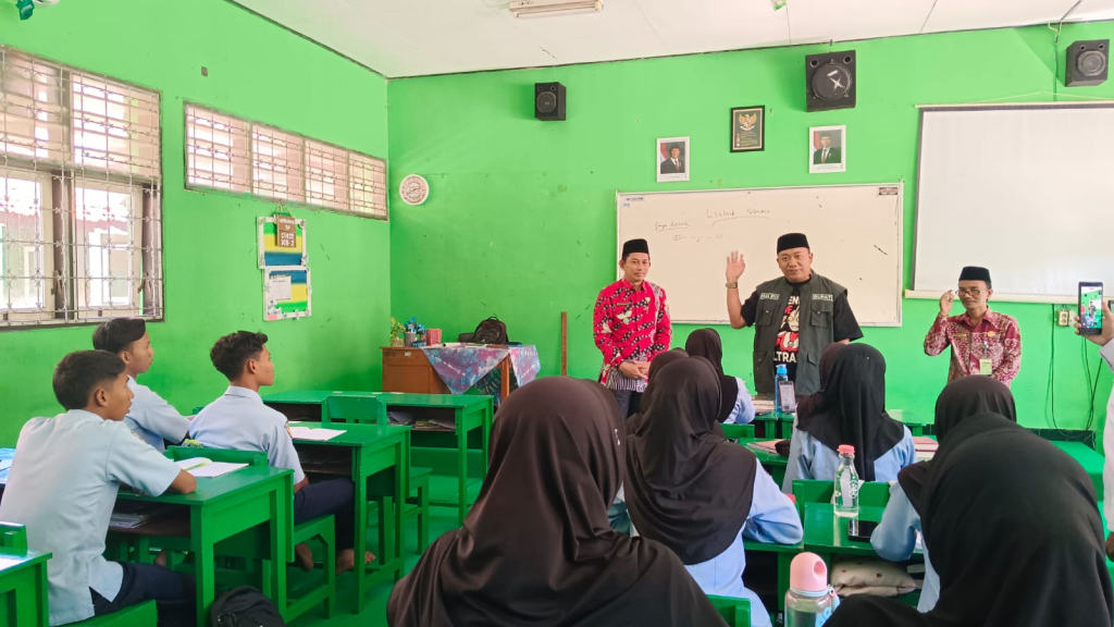 Bupati Situbondo tengah ketika memberikan motivasi kepada Siswa MAN 2 Situbondo (Heru/harianduta.id)