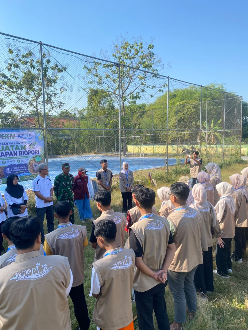 Mahasiswa Universitas Islam Lamongan (Unisla) Kelompok 4 saat kegiatan pembuatan biopori di Desa Sukorejo, Kecamatan Turi, Kabupaten Lamongan. (FT/Ardi).