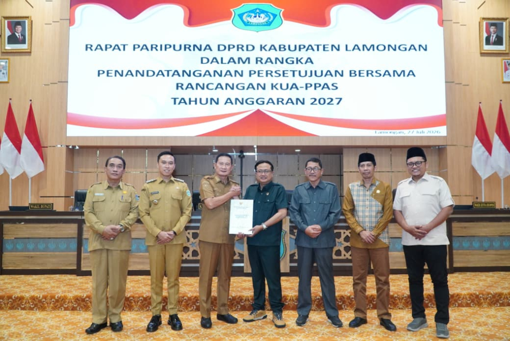 Bupati Lamongan Yuhronur Efendi dan Ketua DPRD setempat Freddy Wahyudi
saat sidang paripurna, di Kantor DPRD Lamongan, Senin (27/7/2026). (kadam/harianduta.id)