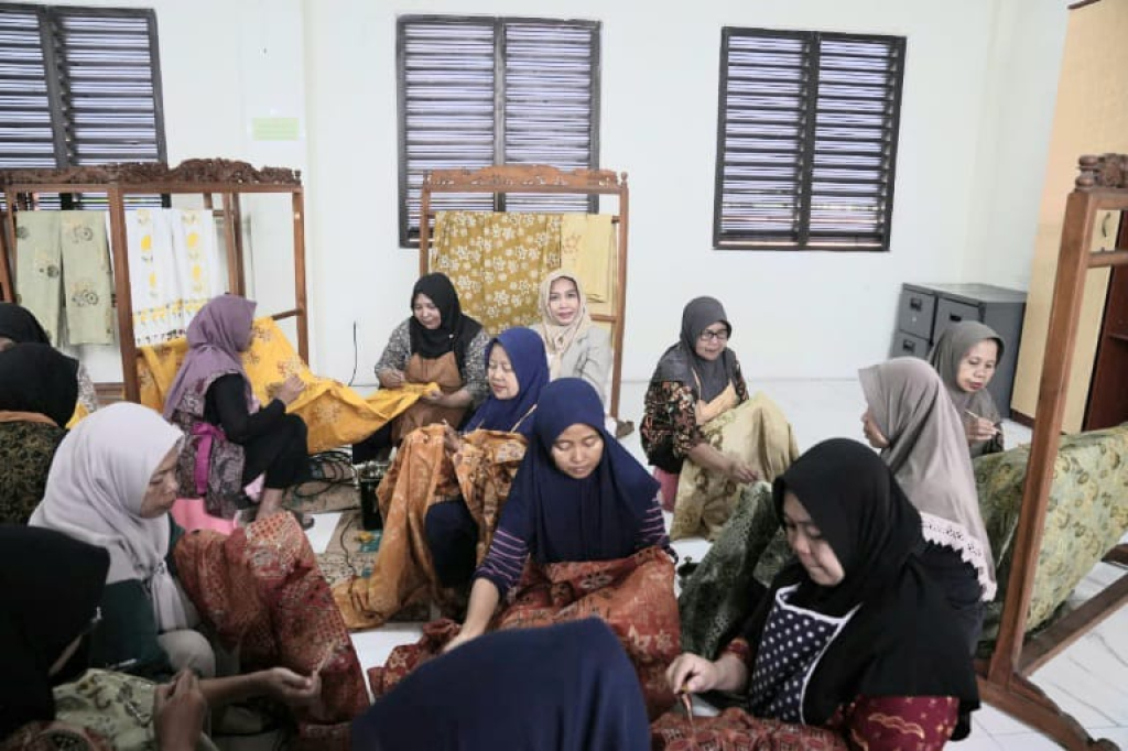 Ning Ita saat meninjau pelatihan sovenir batik serta teknik pewarnaan batik alami di Sentra IKM Batik Maja Bharama Wastra, Selasa (28/7). DUTA/YUSUF W