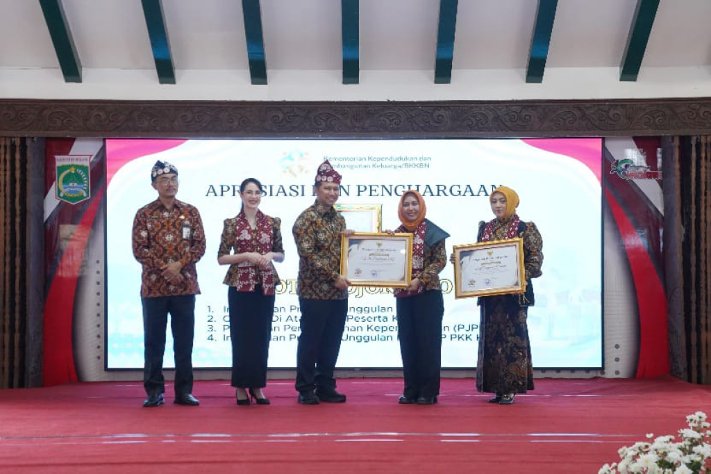 Ning Ita dan Ketua Tim Penggerak PKK Kota Mojokerto, Lina Desriana Arisandi saat menerima penghargaan HARGANAS dari Wakil Gubernur Jatim, Emil Elestianto Dardak, didampingi Ketua Tim Penggerak PKK Provinsi Jatim, Arumi Bachsin. DUTA/YUSUF W