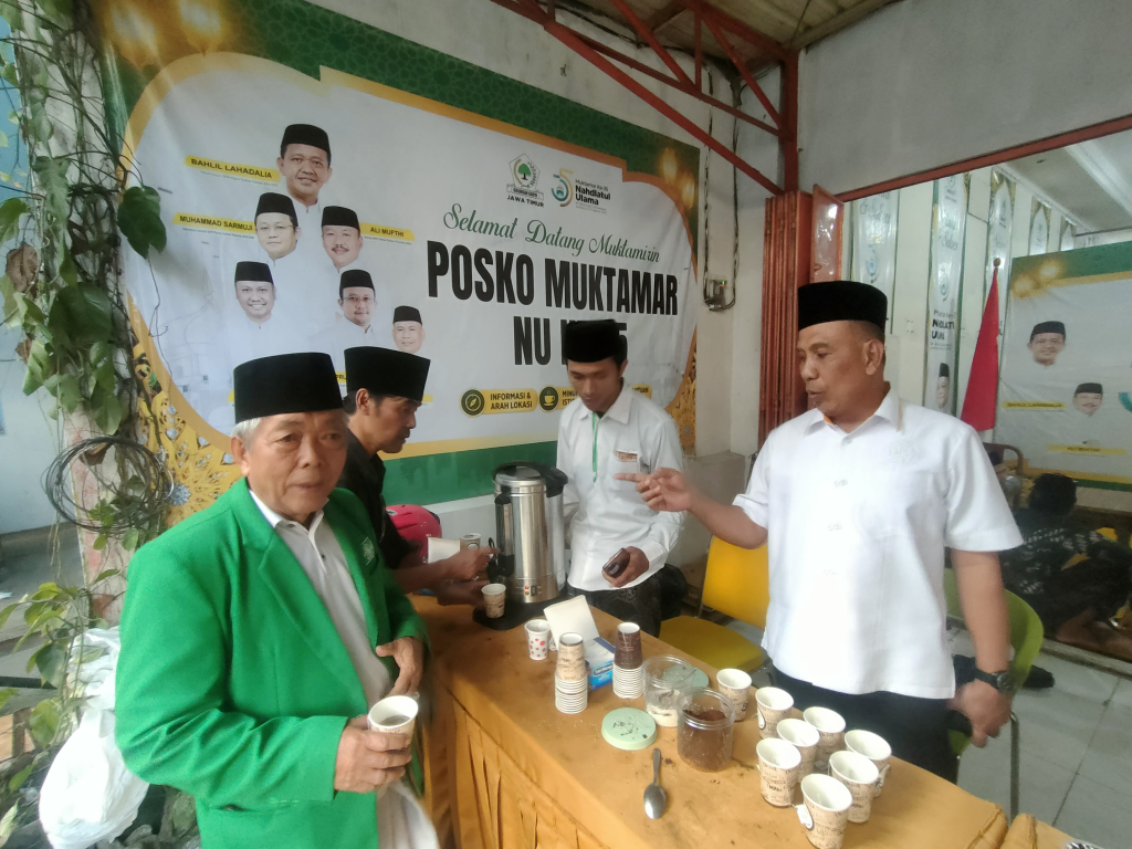 Anggota Fraksi Golkar DPRD Jawa Timur Sumardi meninjau Posko Golkar di area Muktamar ke-35 NU Jombang, Kamis (27/8/2026).