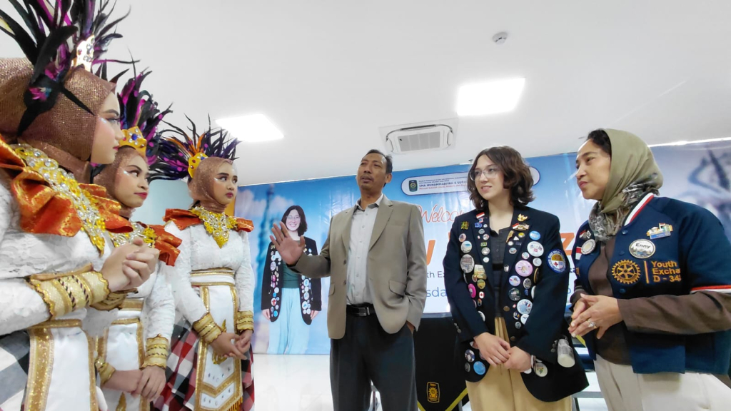 Lucy (dua kanan) berbincang dengan Kepala Smamda Surabaya, Mukhlasin (tengah) dan perwakilan Rotary Club, Enny saat welcome party, Kamis (6/8/2026). FOTO/wiwiek