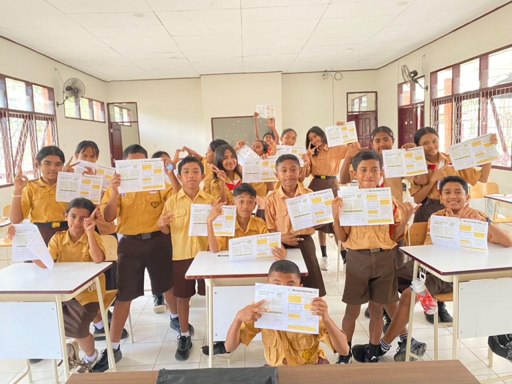 Siswa di Kupang dan Tidore sangat antusias mengikuti program sekolah nasional terintegrasi.  FOTO/ist