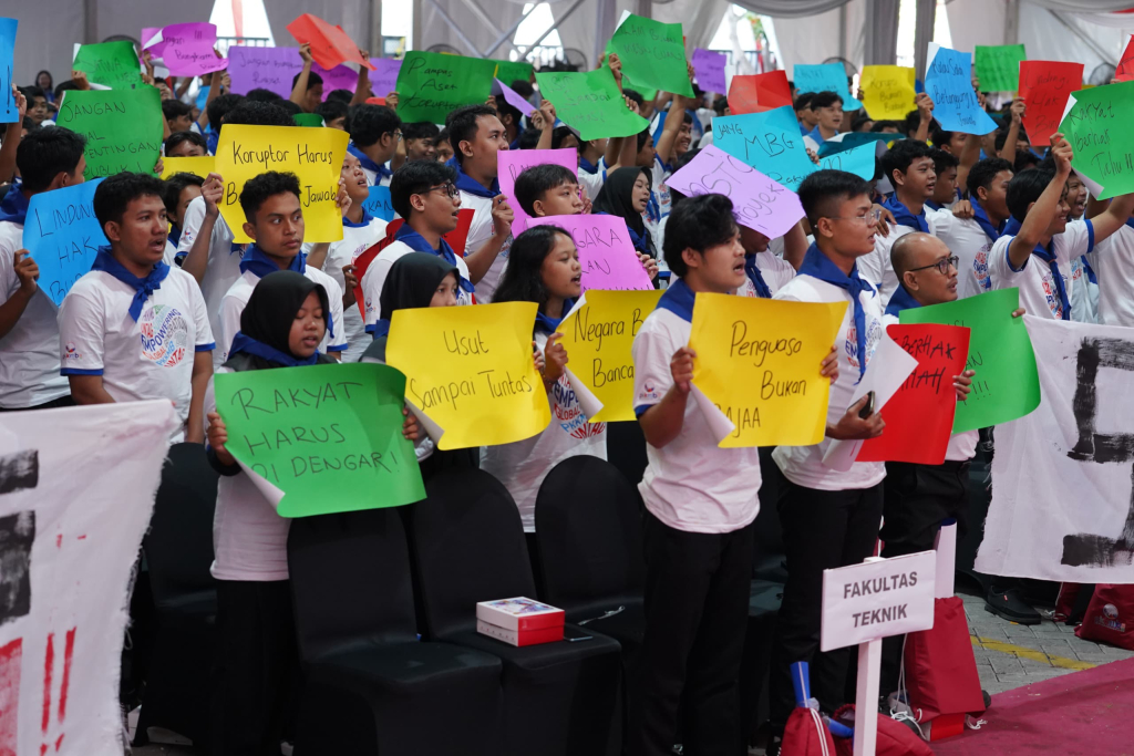 Maba Untag Surabaya diberi semangat untuk terus kawal aspirasi rakyat. FOTO/ist