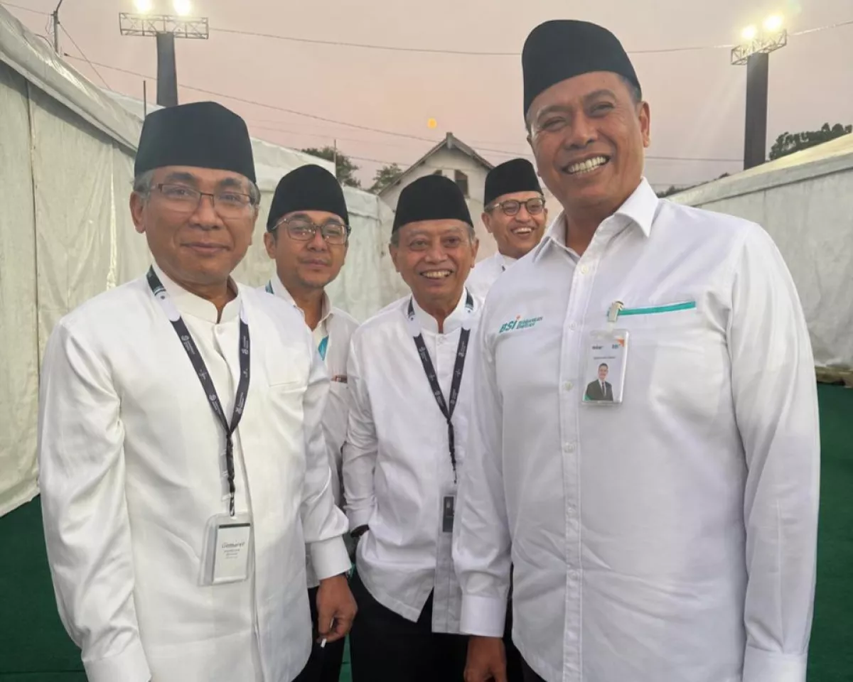 Direktur Utama PT Bank Syariah Indonesia (Persero) Tbk (BSI) Anggoro Eko Cahyo (kanan) berbincang dengan Ketua Umum Pengurus Besar Nahdlatul Ulama (PBNU) K.H Yahya Cholil Staquf (paling kiri) saat Muktamar NU ke-35 di Jombang, Jawa Timur. FOTO/ist