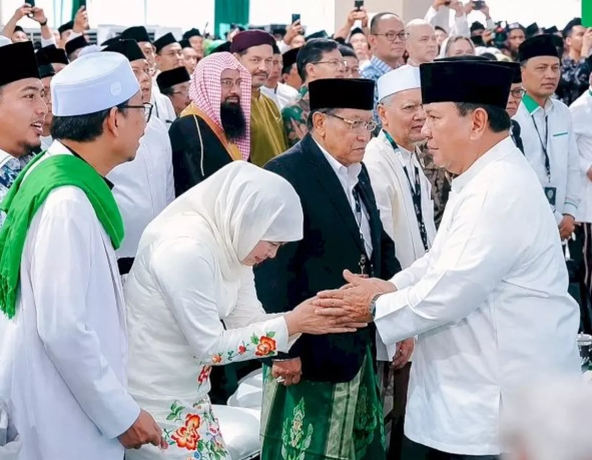 Gubernur Jatim Khofifah menyalami Presiden Prabowo di pembukaan Muktamar ke-35 NU