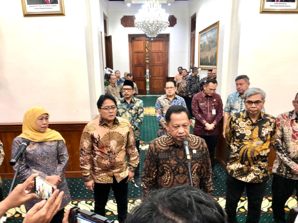 Mendagri Tito Karnavian bersama Ketua KPK Setyo Budiyanto memberi keterangan pada awak media usai Rakor di Gedung Negara Grahadi, Surabaya, Selasa (4/8) malam. Ridho/Duta