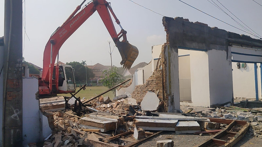 Rumah toko (ruko) di sekitar lokasi pembukaan Muktamar ke-35 Nahdlatul Ulama (NU) di Lapangan Untung Suropati, Desa Tambakrejo, Kecamatan Jombang, Kabupaten Jombang, Jawa Timur, mulai dibongkar