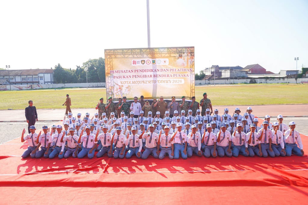 Ning Ita  dan Cak Sandi foto bersama pelatih dan Capaska Kota Mojokerto DUTA/YUSUF W