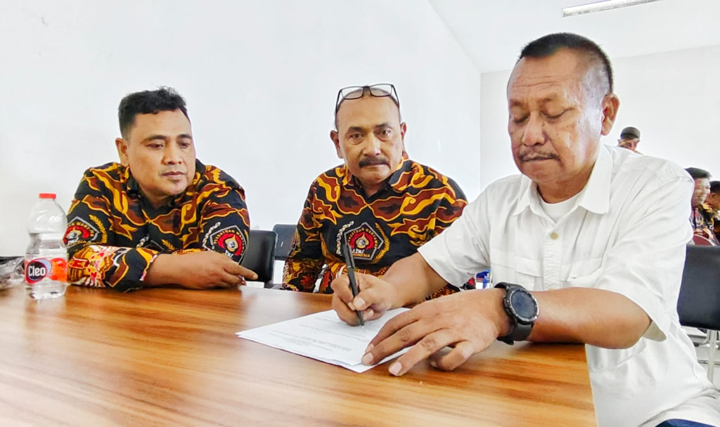 Ketua PWI)l Jawa Timur, Luthfil Hakim (baju putih)  yang juga ketua tim formatur pada Konferensi V PWI Lamongan, Senin (3/8/2026) (dok/duta) 