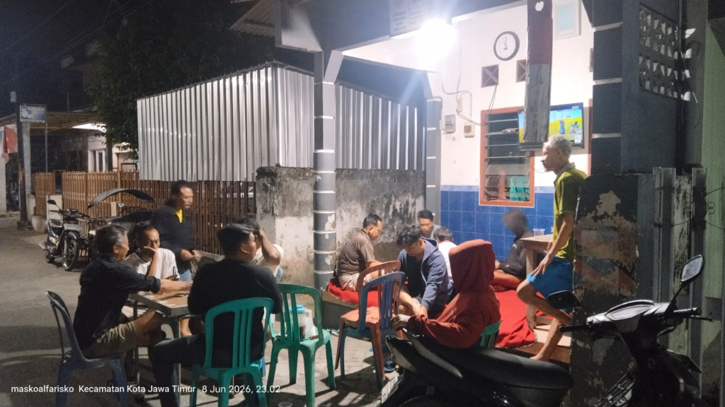 Terlihat warga RT 17, RW 05, saat berembug peihal penampilan  Karnaval di Poskamling setempat.(FT/Budi Arya)