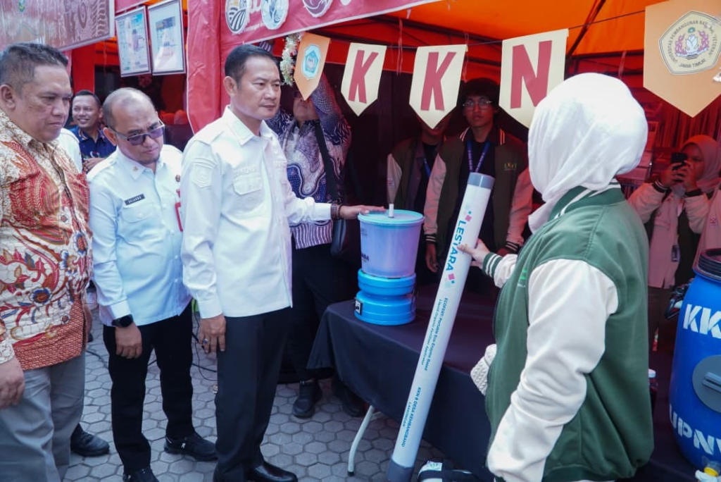 Bupati Lamongan Yuhronur Efendi saat melihat Biopori hasil inovasi para peserta KKN pada acara KKN Megilan Expo, di Pendopo Lokatantra, Rabu (5/8/2026). )kadam/harianduta.id)