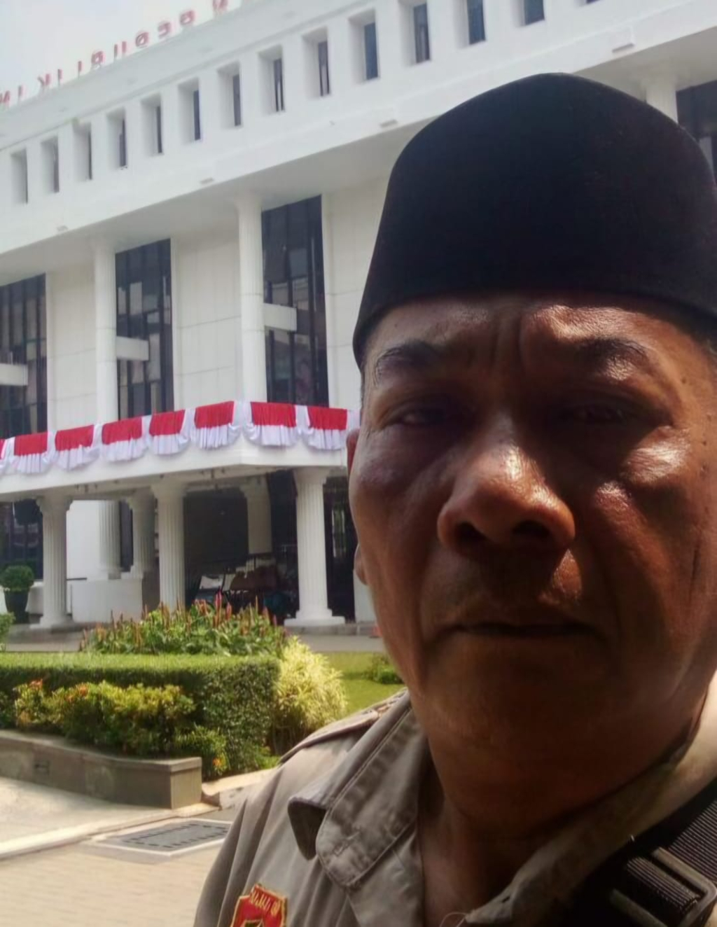 Amin Santoso, warga Karang Kecamatan Sekaran Kabupaten Lamongan usai melayangkan pengaduan ke Presiden RI Prabowo Subianto di Jakarta. (FT/Ardi).