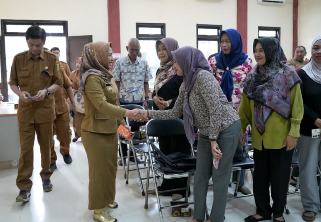 Ning Ita didampingi Kepala Dinkes PPKB Kota Mojokerto Achmad Rheza menyapa peserta Sosialisasi Pencegahan dan Pengendalian PTM. DUTA/YUSUF W 