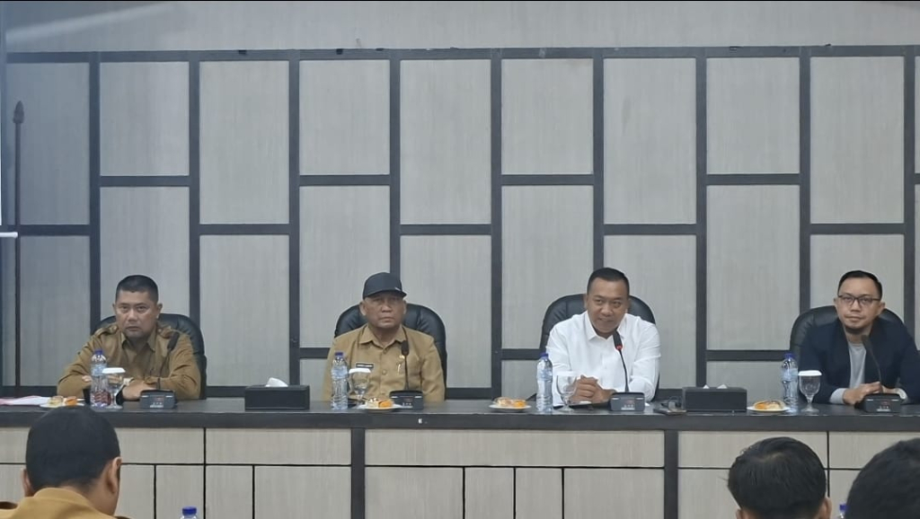 Bupati Situbondo saat memberikan keterang pers di Hotel Rengganis Pasir Putih Situbondo (Heru/duta)