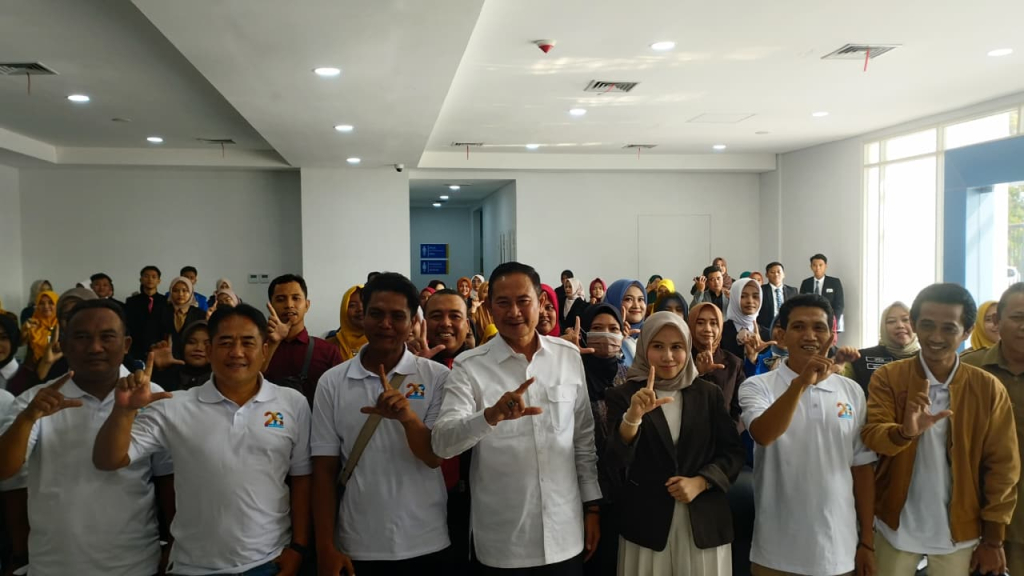 Bupati Lamongan Yuhronur Efendi saat menghadiri News Presenter Competition yang digelar IJTI Korda Pantura Raya, dalam rangka HUT ke-28 IJTI di Stadion Surajaya, Selasa (11 /8/ 2026). (FT/kadam)