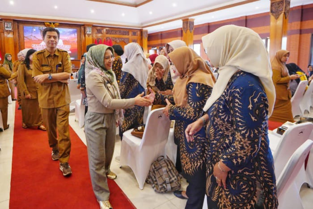 Ning Ita didampingi Kepala Dinkes PPKB Kota Mojokerto Achmad Rheza terjun langsung melakukan kampanye pola hidup sehat. DUTA/YUSUF W 