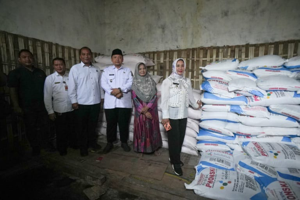 Ning Ita  - Cak Sandi saat meninjau ketersediaan pupuk dan pestisida. DUTA/YUSUF W 