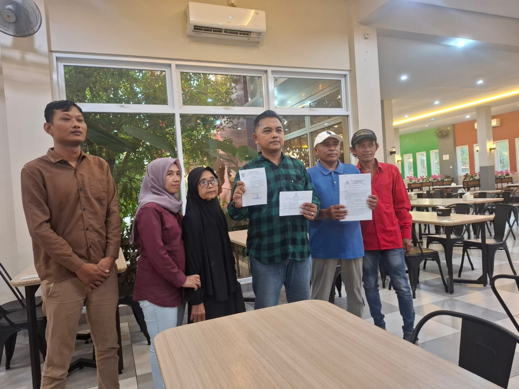 Kuasa hukum ahli waris, Eko Fariz Fahyudiono, SH dan Nanda Setyawati, SH bersama dengan keluarga ahli waris almarhum Sodikin. (FT/Ardi).