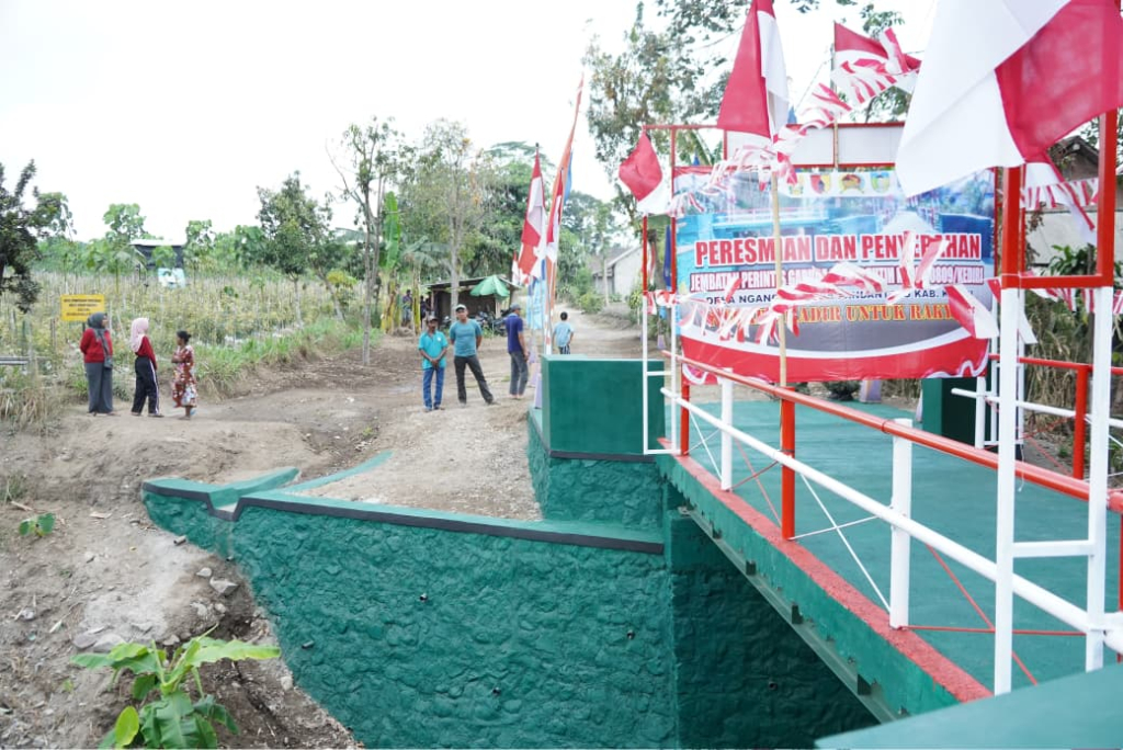 Peresmian Jembatan Perintis Garuda Merah Putih yang menghubungkan dua desa di Kecamatan Ngancar. (dok/Budi Arya)