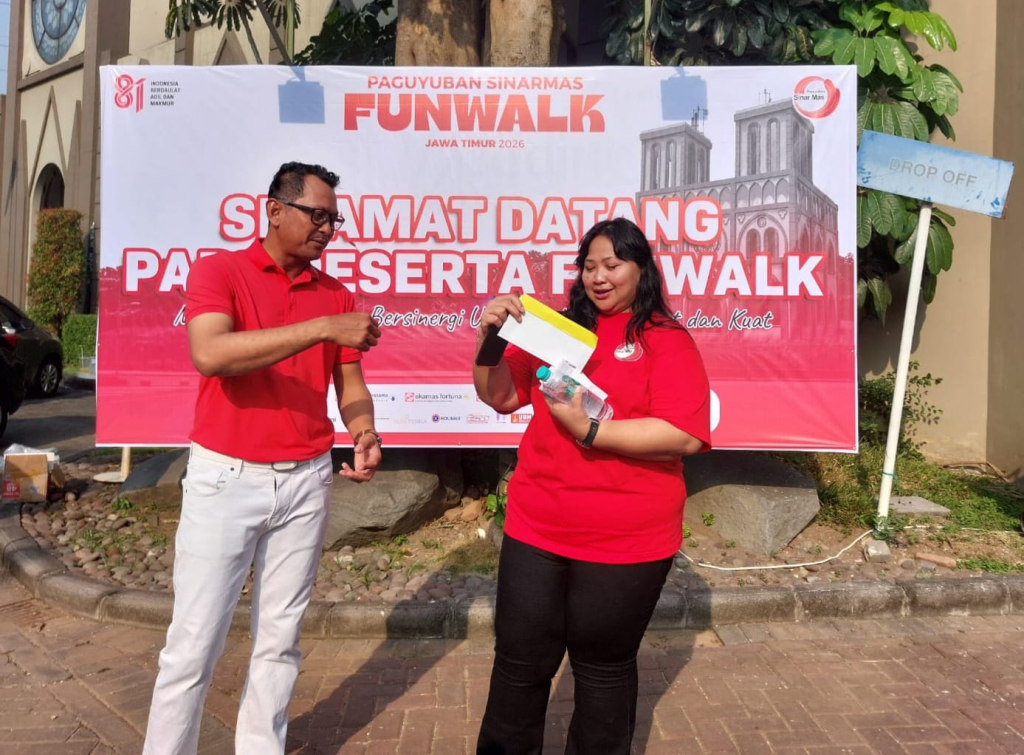Sasongkoadhi Widodo, Ketua Paguyuban Sinar Mas Jawa Timur dan Debrina ketua pelaksana Fun Walk Paguyuban Sinar Mas (dok/duta)