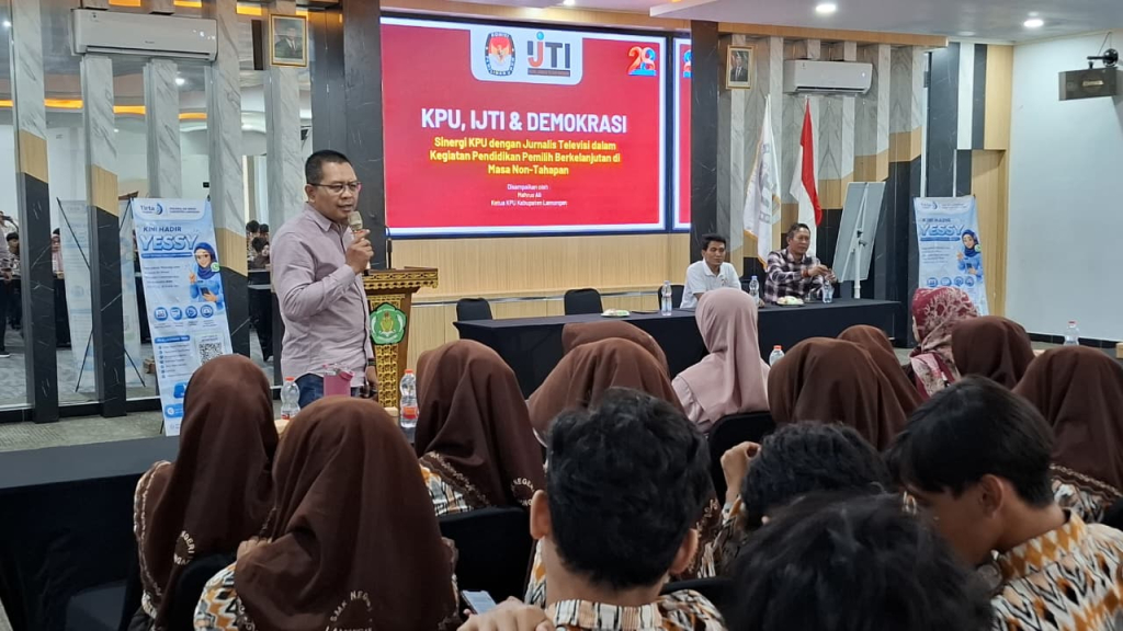 Ketua KPU Lamongan Mahrus Ali saat menjadi narasumber pada acara talkshow multimedia yang digelar Korda Pantura Raya di Aula SMKN 1 Lamongan, Kamis (20/8/2026). (kadam/duta)