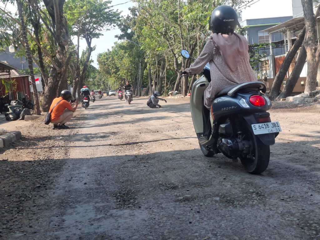 Perbaikan di ruas Jalan Veteran Lamongan yang sudah dilakukan pengurukan dan pemerataan. (FT/Ardi).