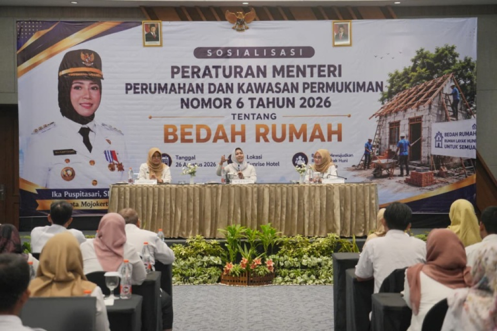 Ning Ita (tengah) bersama Asisten Perekonomian dan Pembangunan Rachmi Widjajati dan Kepala DPUPR Perkim Endah Supriyani saat sosialisasi Permen PKP 6/2026. DUTA/YUSUF W 