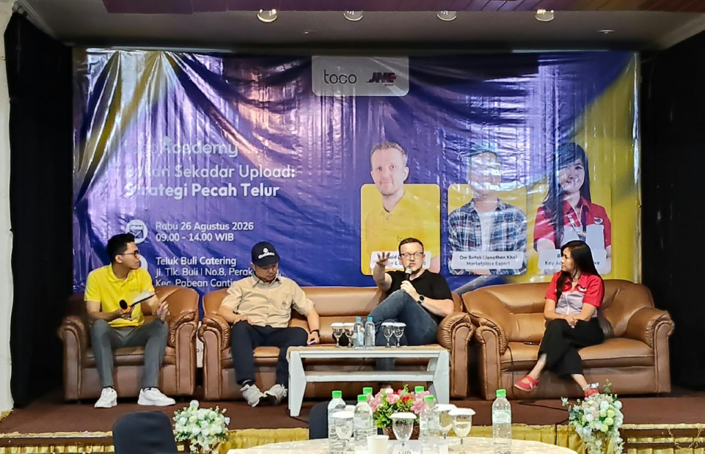 Sesi Toco Overview di ajang Toco Academy Volume 3 di Surabaya. (tengah) Founder CEO Toco, Arnold Sebastian Egg, (kanan) Reinty Dyan,Key Account Executive JNE dan Om Botak ( Marketplace Expert). (dok/duta.co)
