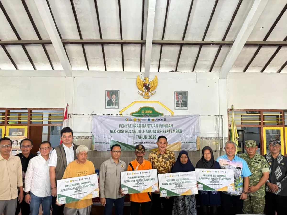 Bupati Lamongan Yuhronur Efendi bersama anggota Komisi VI DPR RI Ahmad Labib dan Pemimpin Cabang Perum Bulog Bojonegoro, Umar Said, saat meninjau penyaluran Bantuan Pangan Beras kepada masyarakat di wilayah Kec. Lamongan, belum lama ini. (dok/harianduta.i