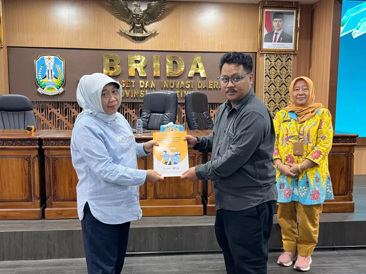 Penyerahan dokumen hasil riset YAGITU ke BRIDA Jawa Timur, Kamis (3/9/2026). FOTO/ist