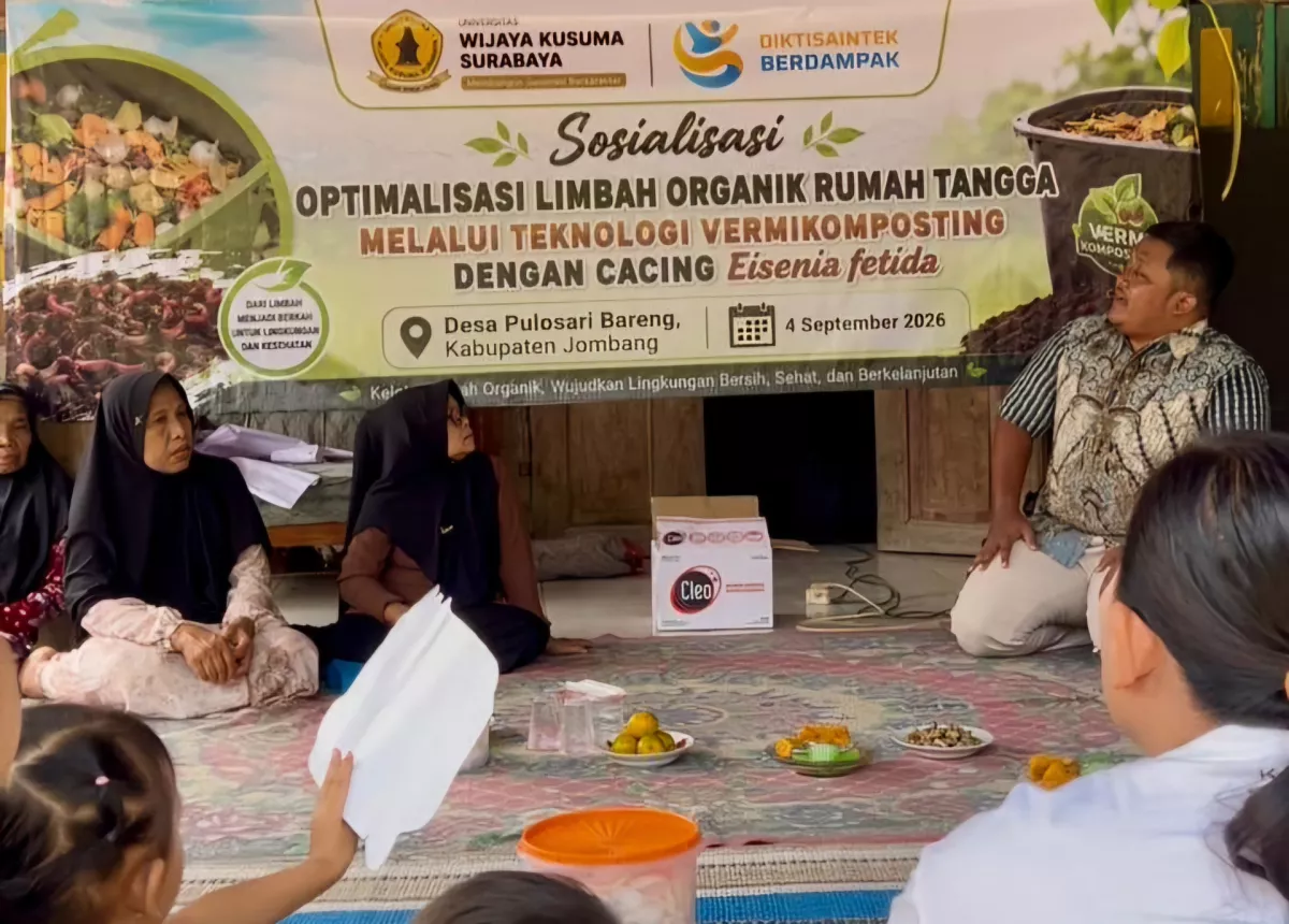 Edukasi Vermikomposting kepada warga Dusun Bareng Jombang oleh tim Pengmas IFKH UWKS. FOTO/ist