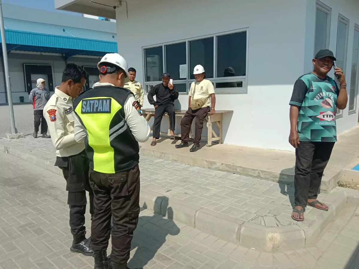 Perwakilan warga dan Pemdes mendatangi perusahaan untuk meminta klarifikasi dan penjelasan terkait bau menyengat yang diduga berasal dari gangguan atau kegagalan sistem pengelolaan limbah di area operasional perusahaan. FOTO/syaiful
