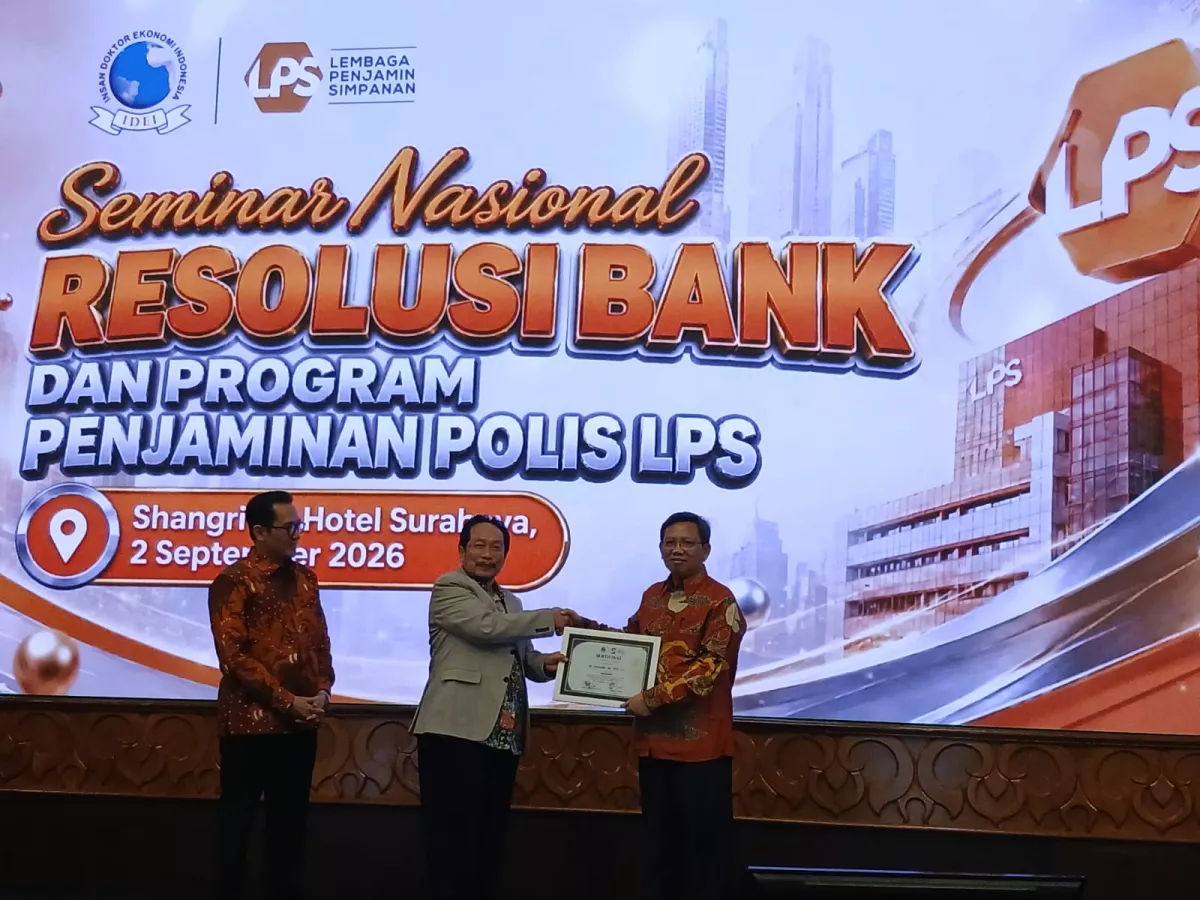 (ka-ki) Dr. Suwandi, Ak., MM, CA  Direktur Eksekutif Surveilans, Pemeriksaan dan Informasi Asuransi  LPS didampingi Bambang S. Hidayat Kepala Kantor Perwakilan Wilayah II LPS dalam Seminar Nasional  Bersama Ikatan Doktor Ekonomi Indonesia  (IDEI)  di Sura