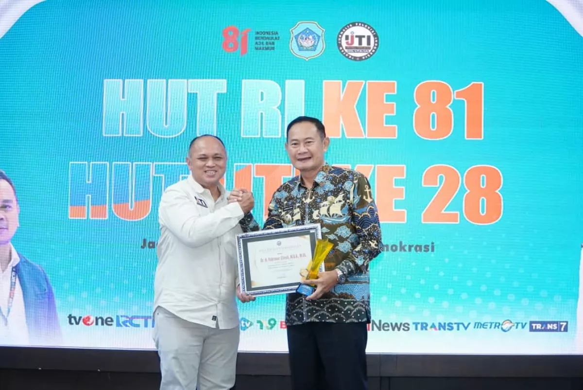 Bupati Lamongan Yuhronur Efendi menerima penghargaan dari IJTI Pantura Raya. Penghargaan diserahkan Ketua Umum IJTI Pusat Herik Kurniawan pada Puncak Anugerah Penghargaan HUT ke-28 IJTI,  Senin (7/9/2026). (kadam/harianduta.id)