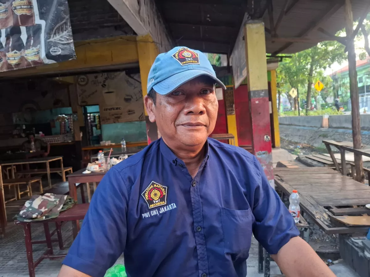 Ketua Umum POKJA Wartawan Lamongan, Amin Santoso, usai acara ngopi bareng di Cafe Enjoy Coffee Lamongan. (FT/Ardi).