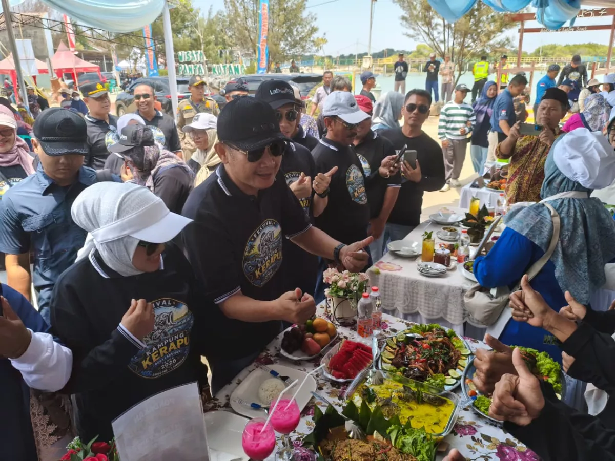 Bupati Lamongan Yuhronur Efendi saat menghadiri Festival Kerapu III di Desa Labuhan, Minggu (13/9/2026). (kadam/duta)